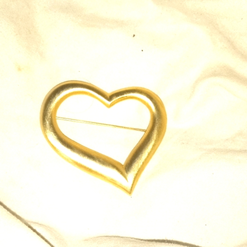 Gold tone heart brooch